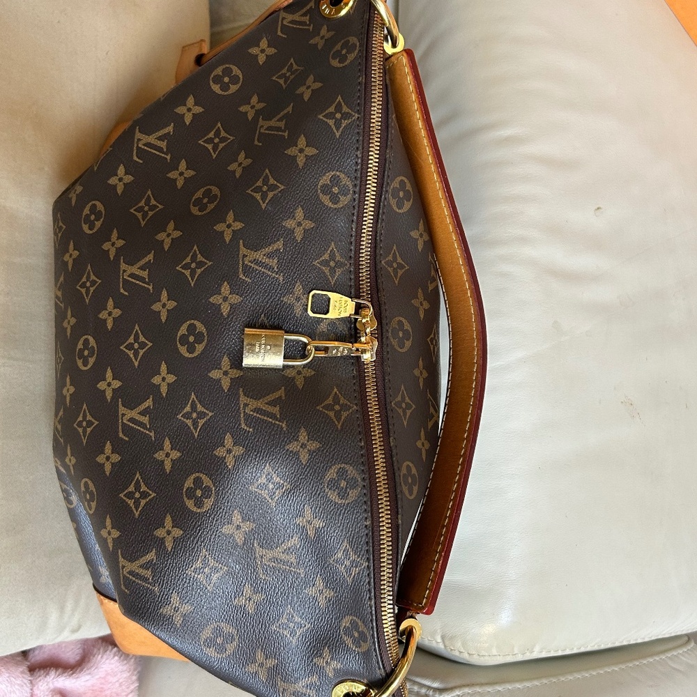 DISCONTINUED š¤š§”Louis Vuitton BERRI authentic huge stunning hobo š¼ - Picture 16 of 16